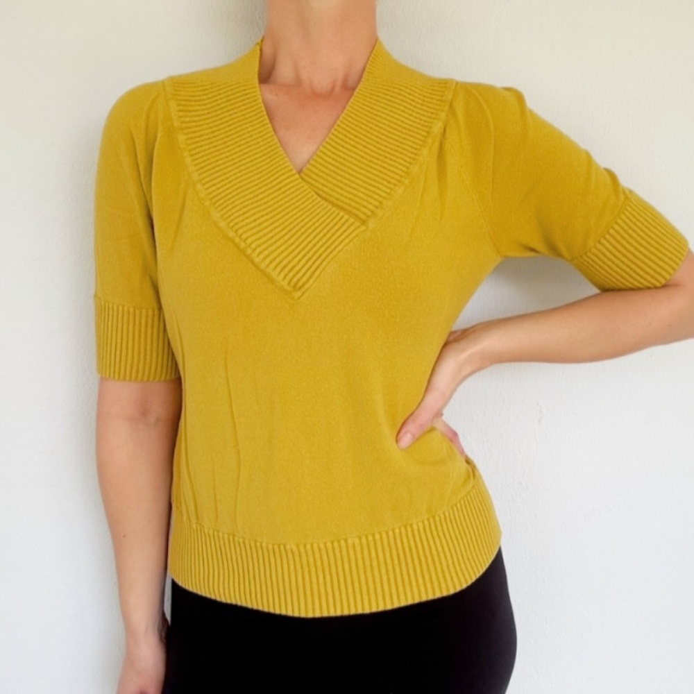 Jones New York golden olive tan ribbed trim v-neck half sleeve sweater medium